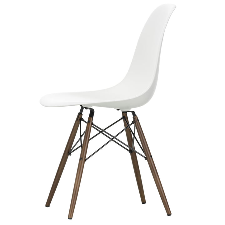 Eames Plastic Side Chair DSW fra Vitra i mørk ahorn/hvid