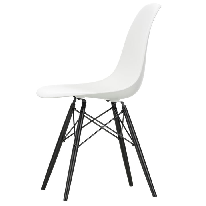 Eames Plastic Side Chair DSW fra Vitra i ahorn sort/hvid