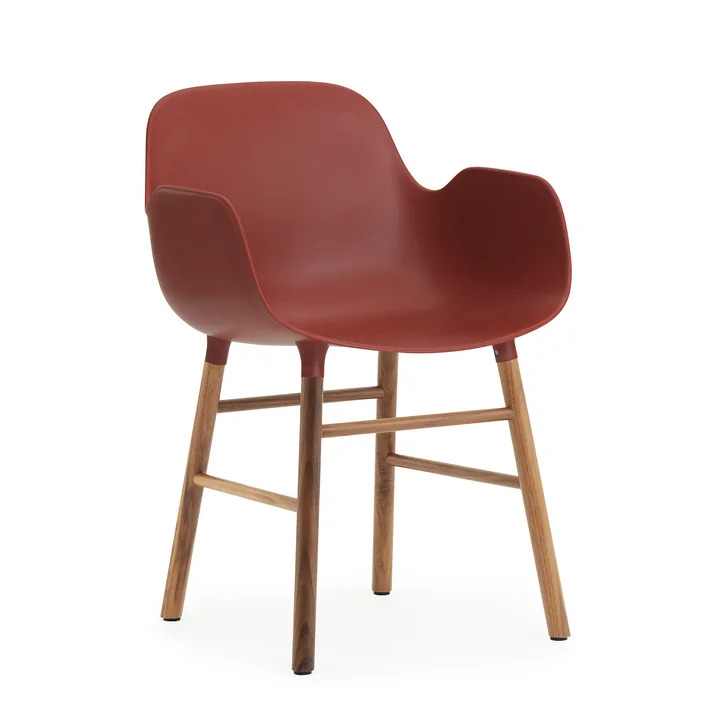 Rød Form Armchair fra Normann Copenhagen med ben i valnød