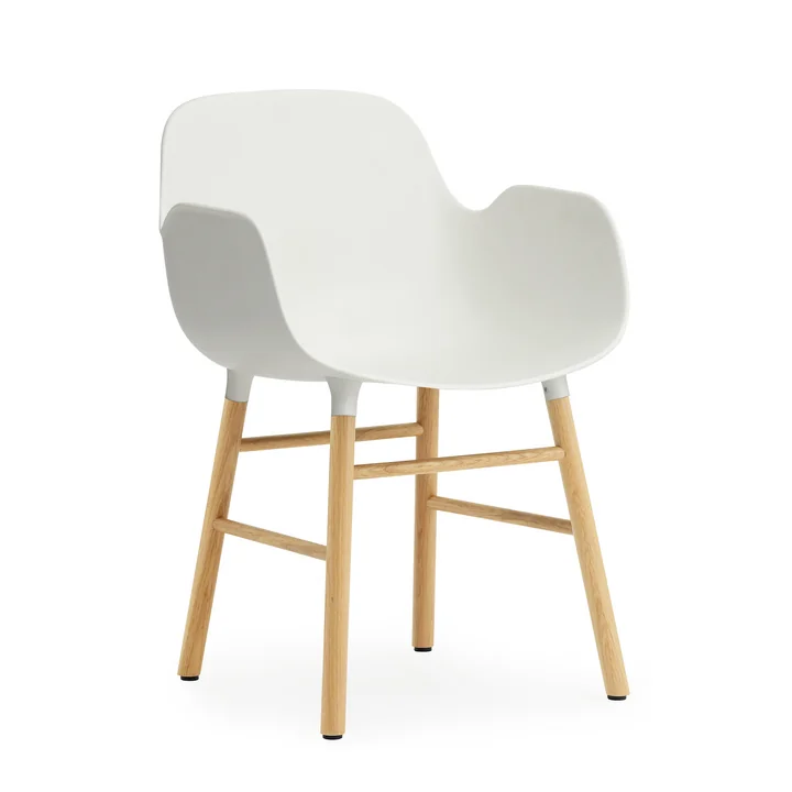 Hvid Form Armchair fra Normann Copenhagen med egetræsben