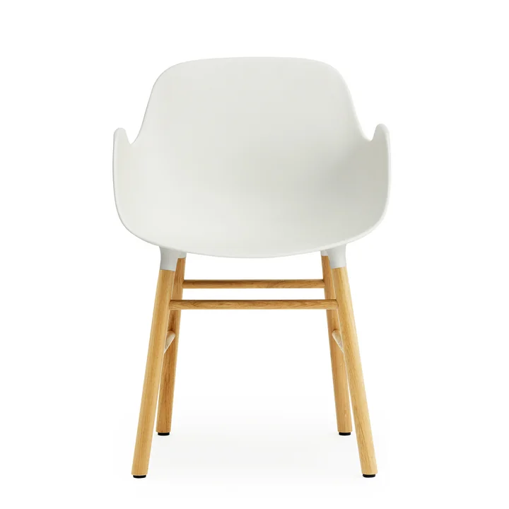 Hvid Form Armchair fra Normann Copenhagen med egetræsben