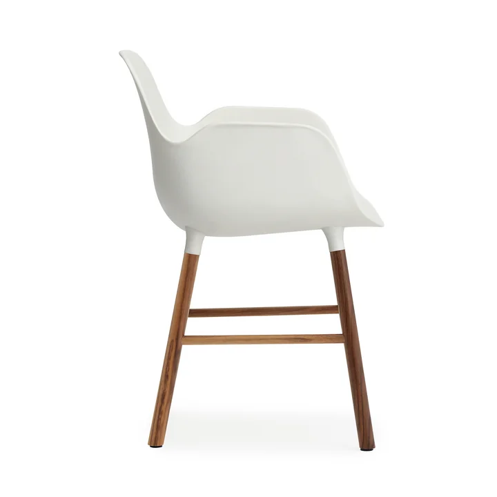 Hvid Form Armchair fra Normann Copenhagen med ben i valnød