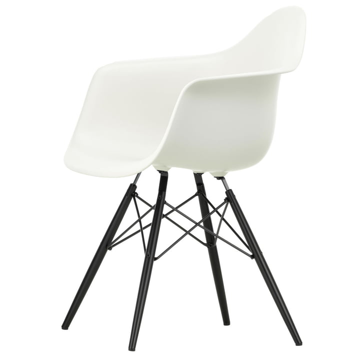 Eames Plastic Armchair DAW (H 43 cm) fra Vitra i ahorn sort/hvid