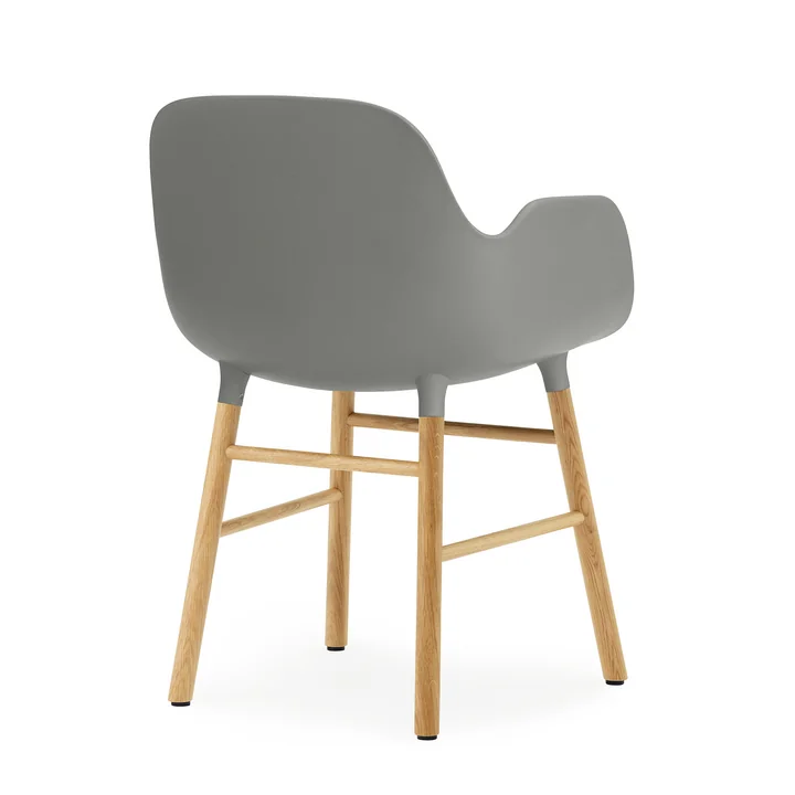 Grå Form Armchair fra Normann Copenhagen med egetræsben