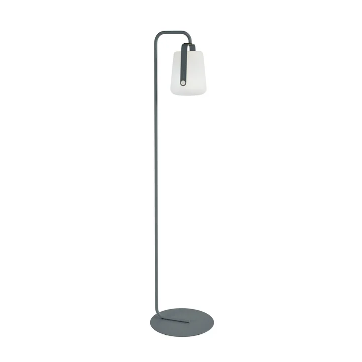 Enkel Balad fod fra Fermob med Balad lampe