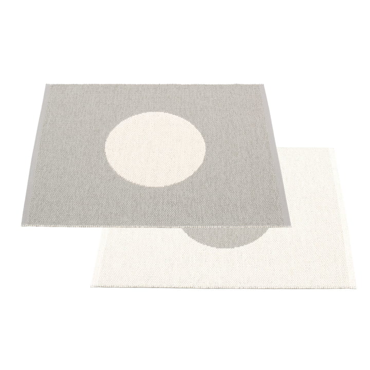 Vera lille venbart tæppe, 70 x 90 cm af Pappelina i varm grå / vanilje