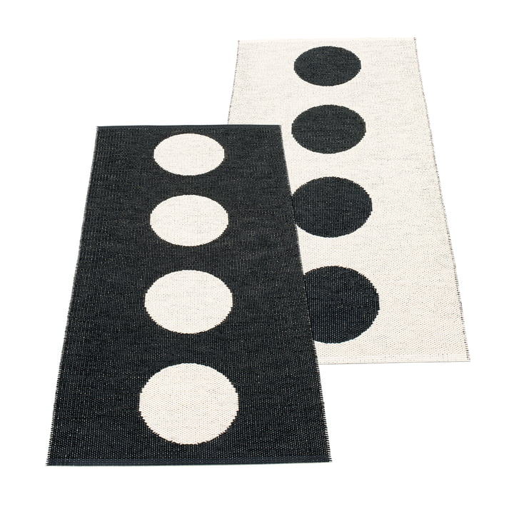 Vera vendbart tæppe, 70 x 150 cm fra Pappelina i sort / vanilla