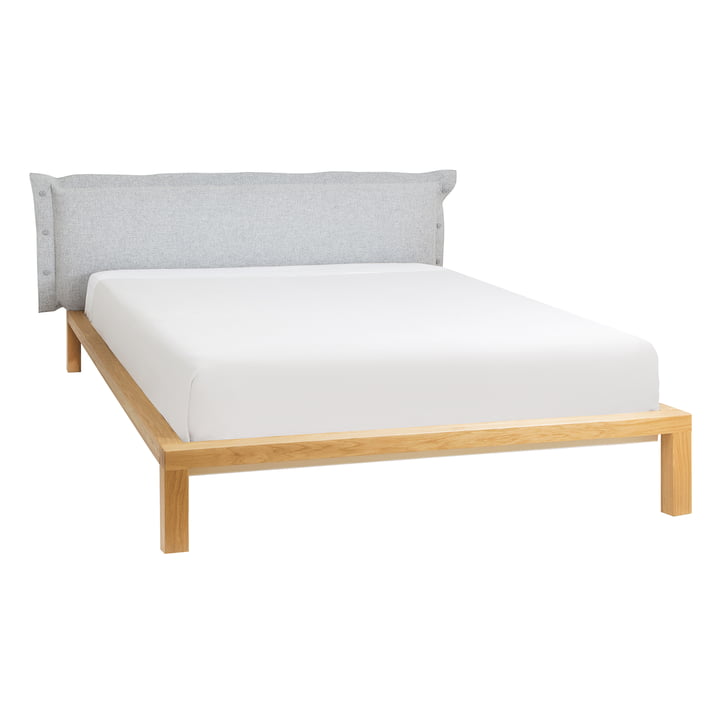Pure seng med 180 cm polstret hovedgavl fra Hans Hansen i matlakeret eg / grå