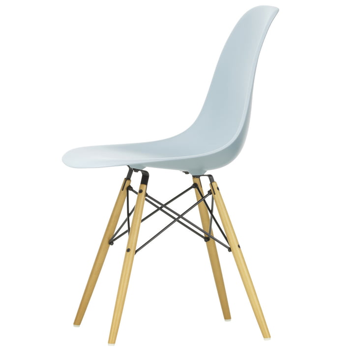 Eames Plastic Side Chair DSW fra Vitra i gullig ahorn / isgrå