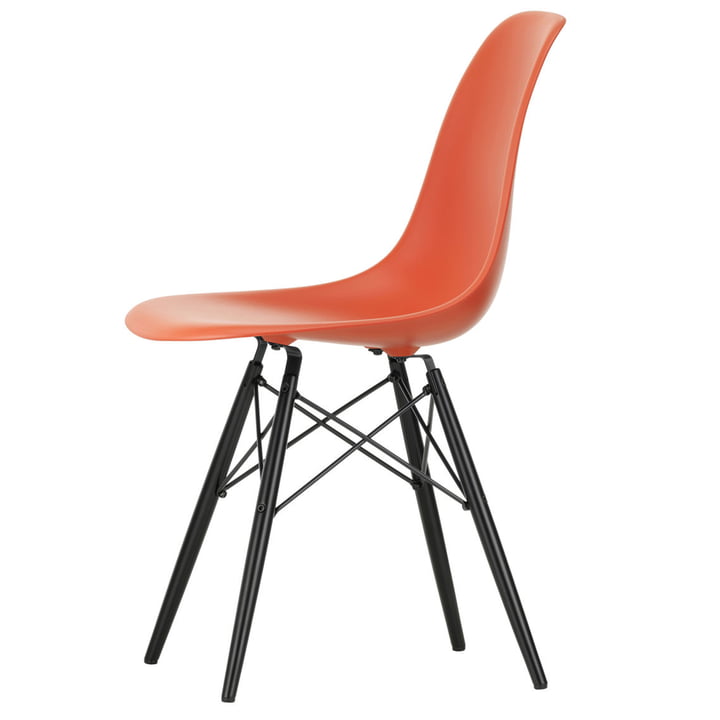 Eames Plastic Side Chair DSW fra Vitra i mørk ahorn/valmuerød