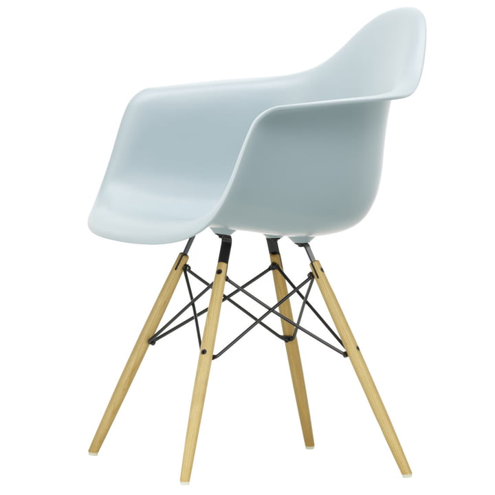 Vitra - Eames Plastic Armchair DAW (H 43 cm), honningfarvet ask / isgrå, hvide filtglidere