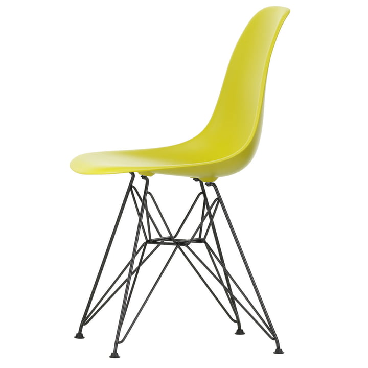 Eames Plastic Side Chair DSR fra Vitra i basic mørk / sennep