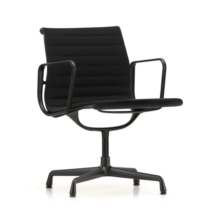 EA 104 drejelig stol belagt dyb sort med armlæn, drejelig af Vitra i Hopsack nero (filtglider)