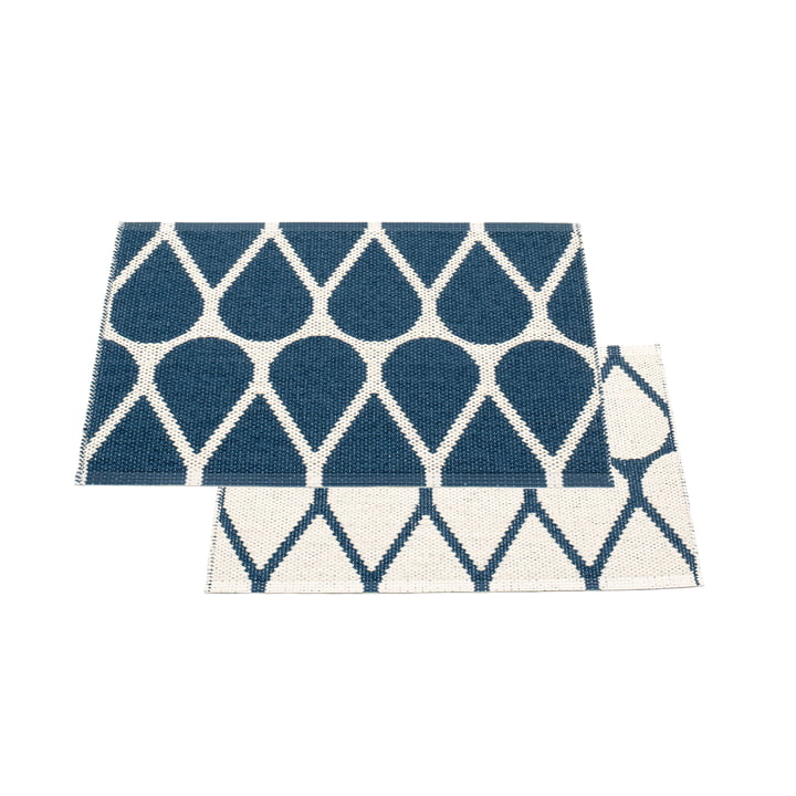 Otis reversible tæppe, 70 x 50 cm i havblå / vanille af Pappelina