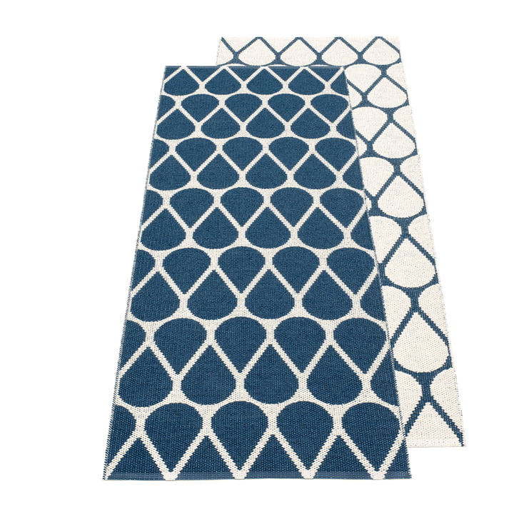 Otis reversible tæppe, 70 x 140 cm i havblå / vanille af Pappelina