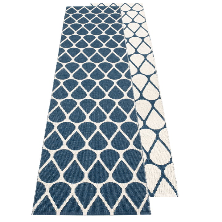 Otis reversible tæppe, 70 x 200 cm i havblå / vanille af Pappelina