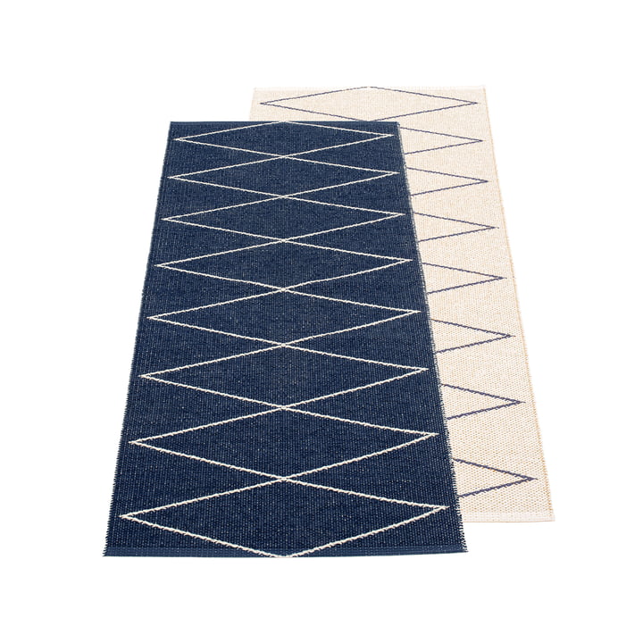 Max reversible tæppe, 70 x 160 cm i mørkeblå / vanille af Pappelina