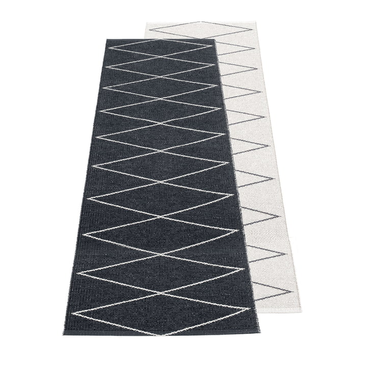 Max reversible tæppe, 70 x 240 cm i sort / vanille af Pappelina