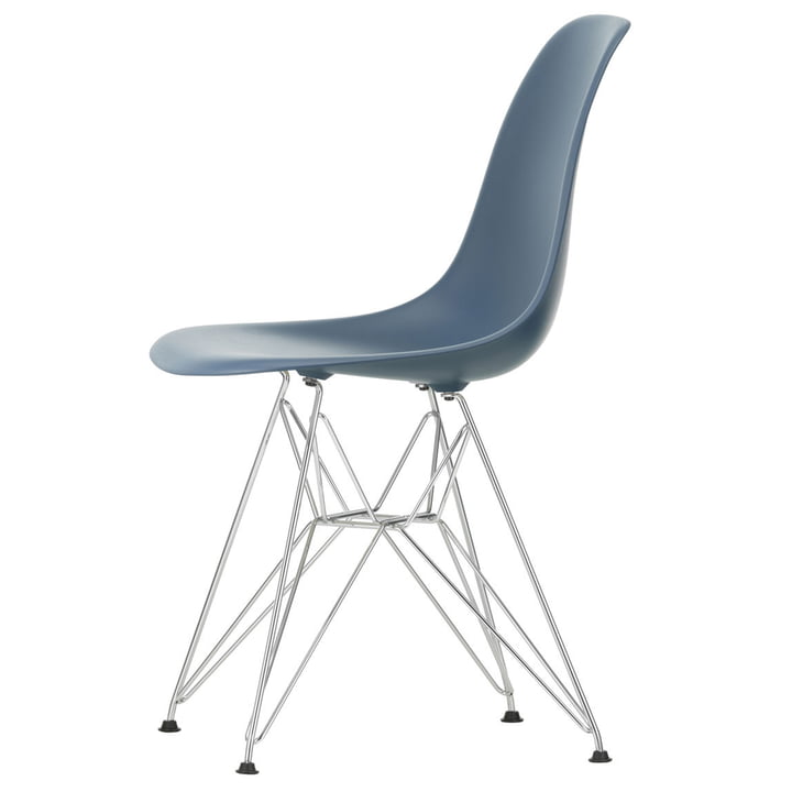 Eames Plastic Side Chair DSR fra Vitra i krom/søblå