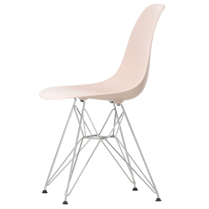 Eames Plastic Side Chair DSR fra Vitra i forkromet/blød rosa