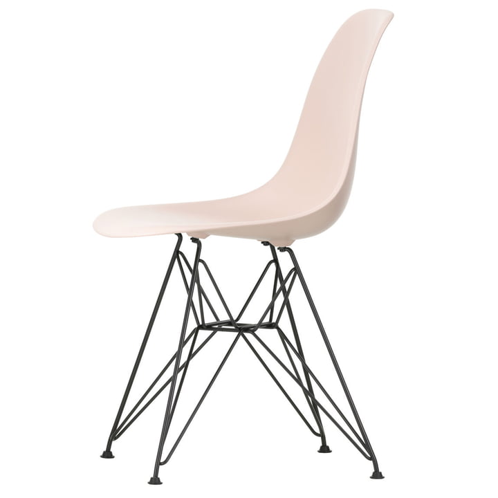 Eames Plastic Side Chair DSR fra Vitra i basic mørk / blød rosa