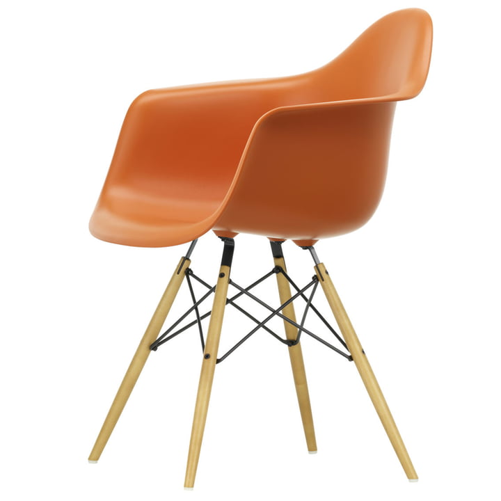 Eames Plastic Armchair DAW fra Vitra i gullig ahorn / rusten orange