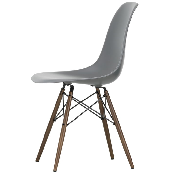 Eames Plastic Side Chair DSW fra Vitra i mørk ahorn/granitgrå