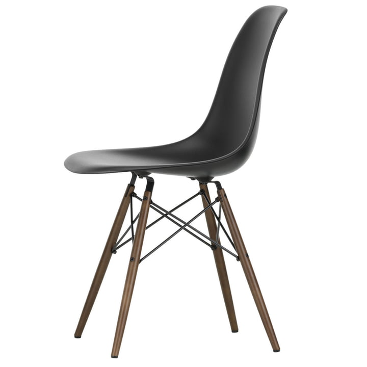 Eames Plastic Side Chair DSW fra Vitra i mørk ahorn / dyb sort