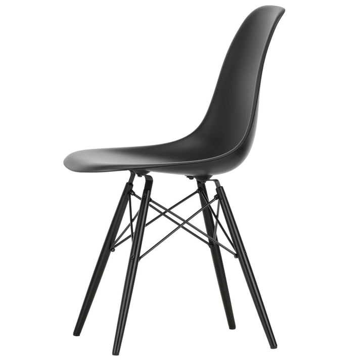 Eames Plastic Side Chair DSW fra Vitra i sort ahorn / dyb sort