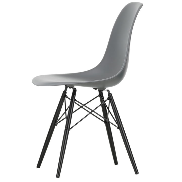 Eames Plastic Side Chair DSW fra Vitra i sort ahorn/granitgrå