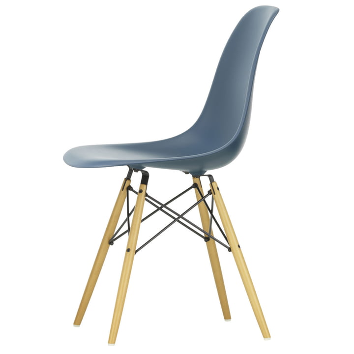 Eames Plastic Side Chair DSW fra Vitra i gullig ahorn / havblå