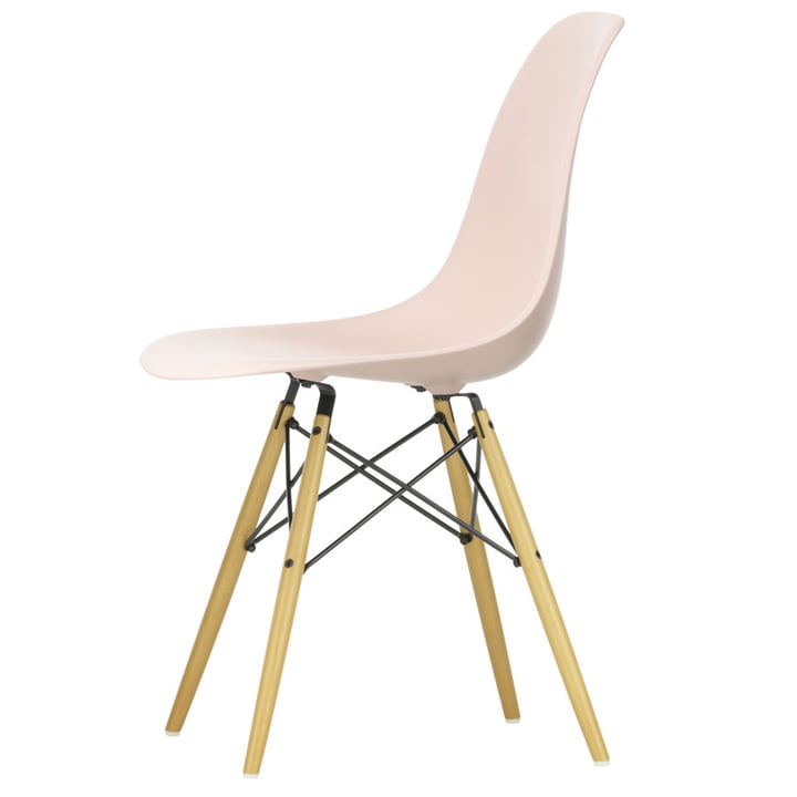 Eames Plastic Side Chair DSW fra Vitra i gullig ahorn/sart rose