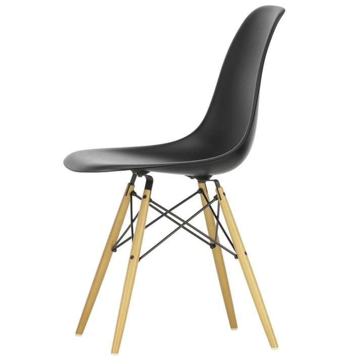 Eames Plastic Side Chair DSW fra Vitra i gullig ahorn / dyb sort
