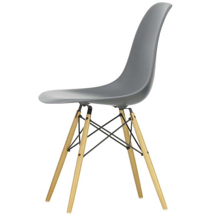 Eames Plastic Side Chair DSW fra Vitra i gullig ahorn/granitgrå