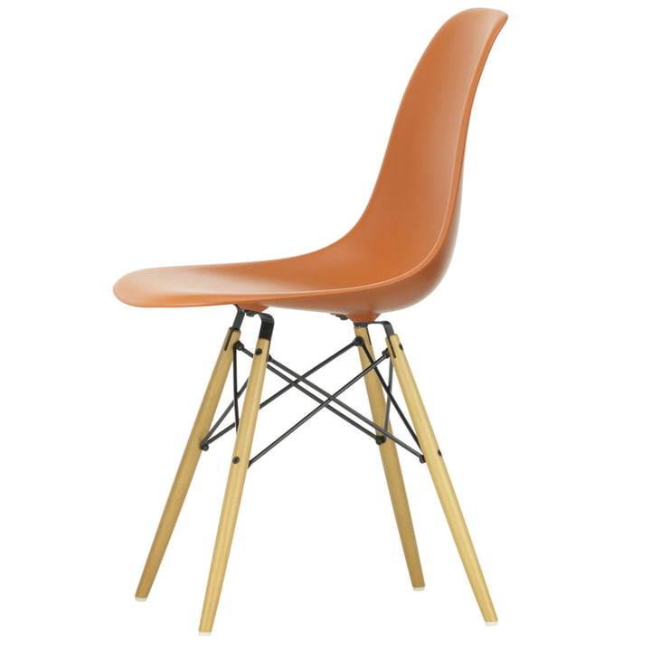 Eames Plastic Side Chair DSW fra Vitra i gullig ahorn/rustorange
