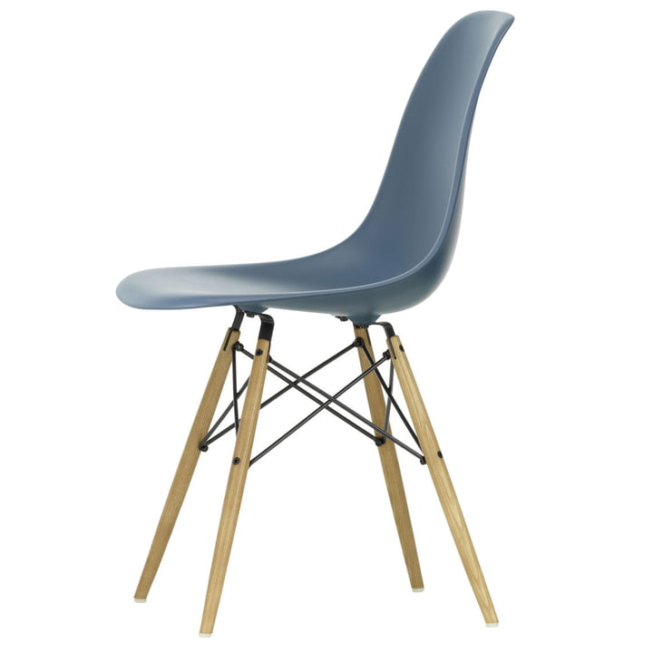Eames Plastic Side Chair DSW fra Vitra i honningfarvet ask/søblå