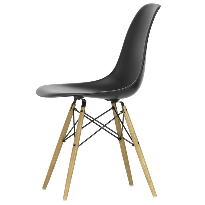 Eames Plastic Side Chair DSW fra Vitra i honningfarvet ask / dyb sort