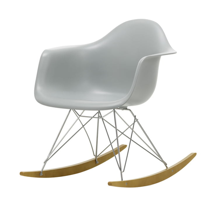 Eames Plastic Armchair RAR fra Vitra i gullig ahorn / krom / lysegrå