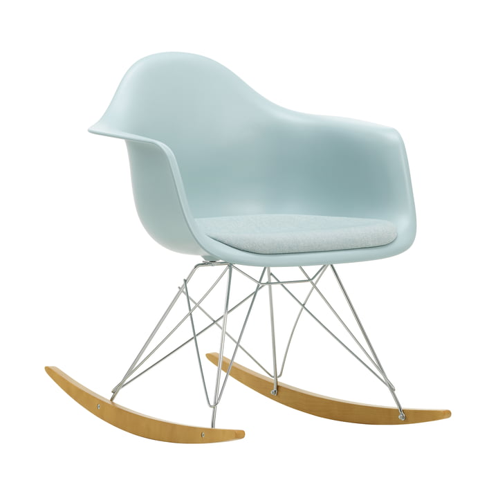 Eames Plastic Lænestol RAR af Vitra i ahorn gullig / krom / sædepude Hopsak isblå / elfenben / sædeskal isgrå