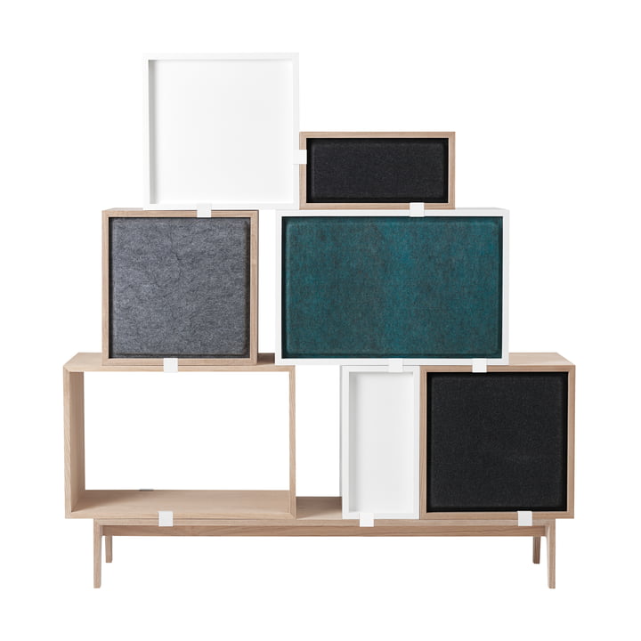 Muuto Stacked Acoustic Panel integreret i hylden