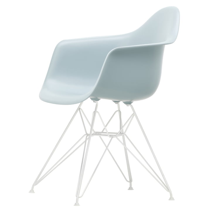 Eames Plastic Armchair DAR fra Vitra i hvid / isgrå (hvide filtglidere)