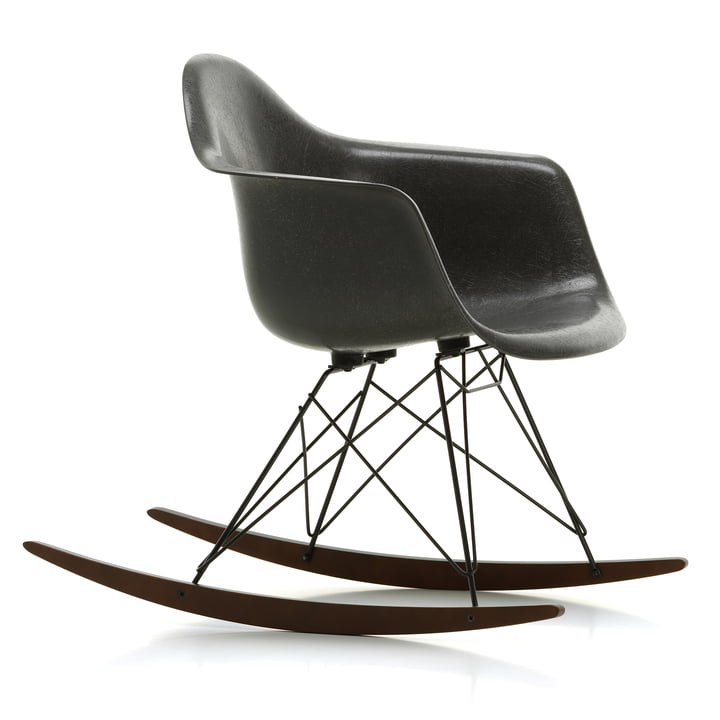 Eames Fiberglass Armchair RAR fra Vitra i mørk ahorn / basic mørk / Eames elefant hudgrå