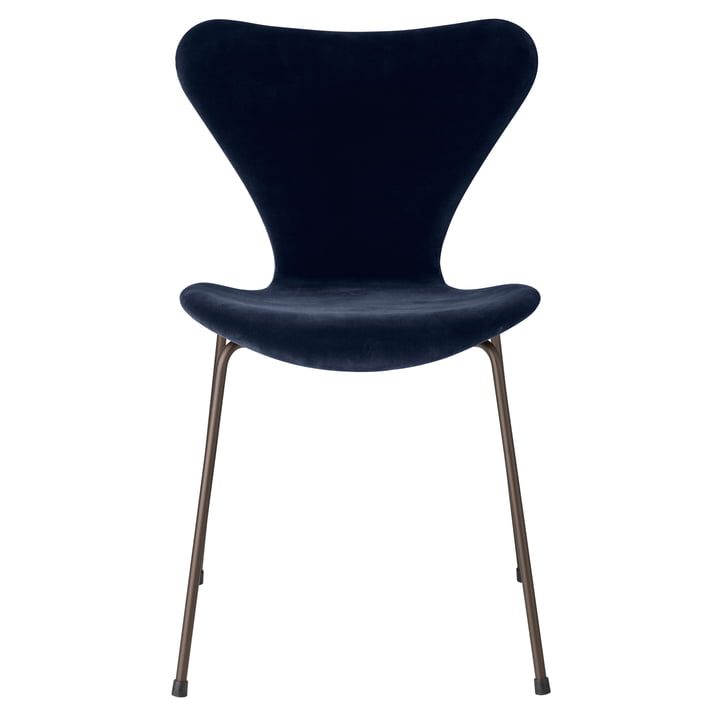 Serie 7 stol med fuldpolstret stof af Fritz Hansen i fløjls midnatsblå / stel mørkebrun