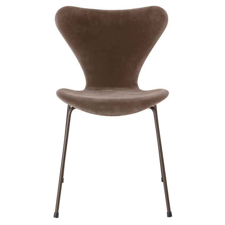 Serie 7 stol med fuldpolstret stof af Fritz Hansen i fløjlsgråbrun / stel mørkebrun
