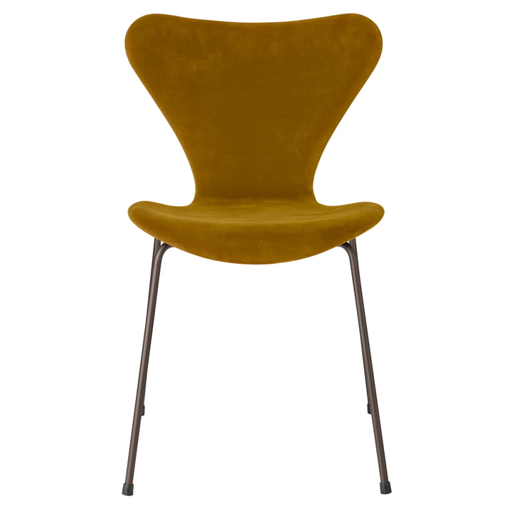 Serie 7 stol med fuldpolstret stof af Fritz Hansen i fløjlsblød okker / stel mørkebrun