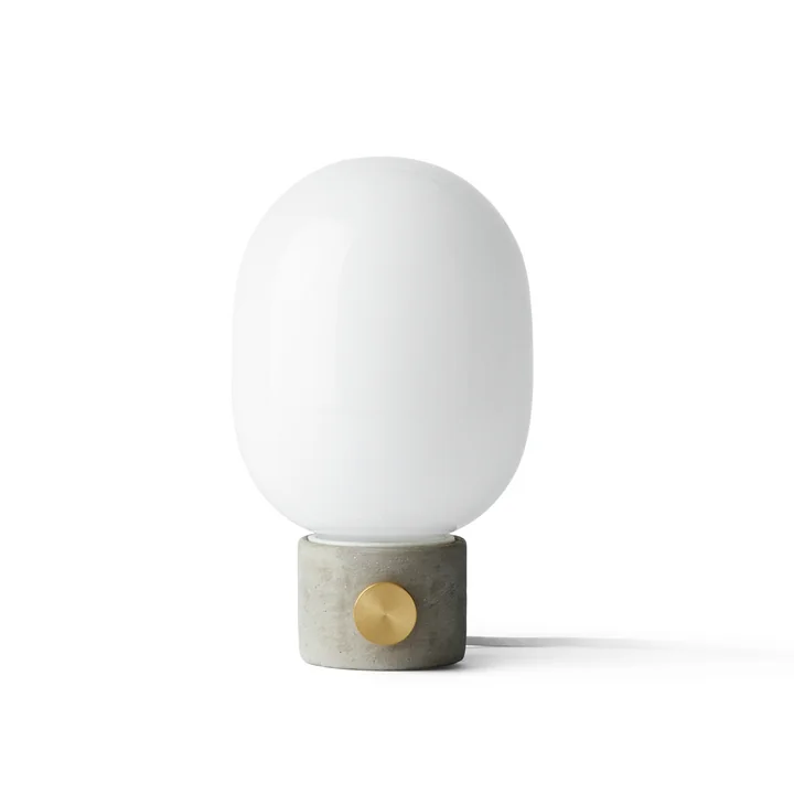 JWDA bordlampe fra Audo med betonfod og messingknap