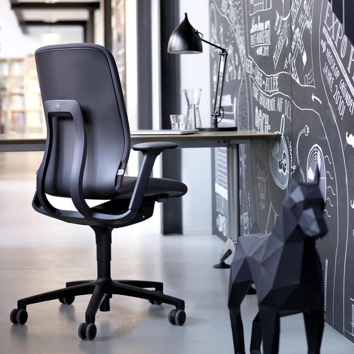 Den fjederbelastede AT Homeoffice kontor drejestol fra Wilkhahn på kontoret