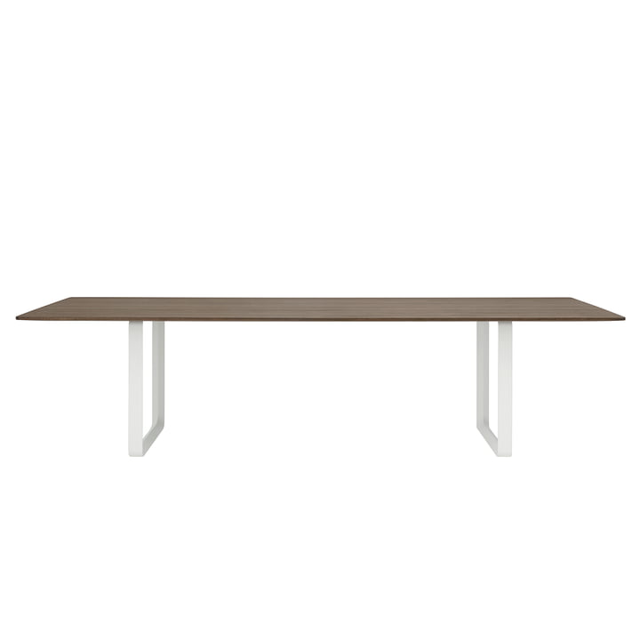 70/70 spisebord med dimensionerne 295 x 108 cm fra Muuto i røget eg / hvid