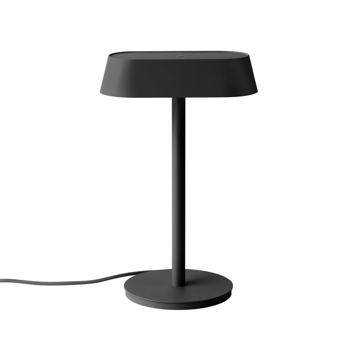 Linear bordlampe fra Muuto i farven sort