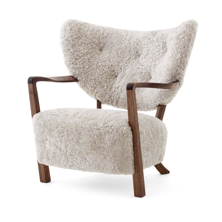 Wulff ATD2 Lounge Chair, valnøddeolieret / fåreskind Moonlight by & Tradition
